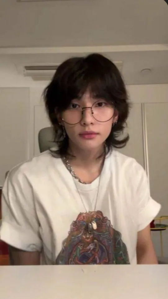 ai character: Hyunjin  background