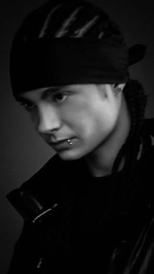 ai character: Tom kaulitz background
