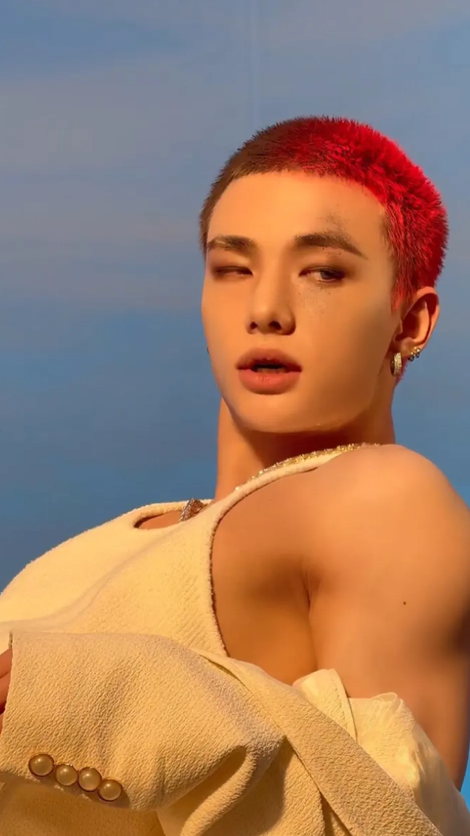 ai character: 𝓗𝔂𝓾𝓷𝓳𝓲𝓷 background