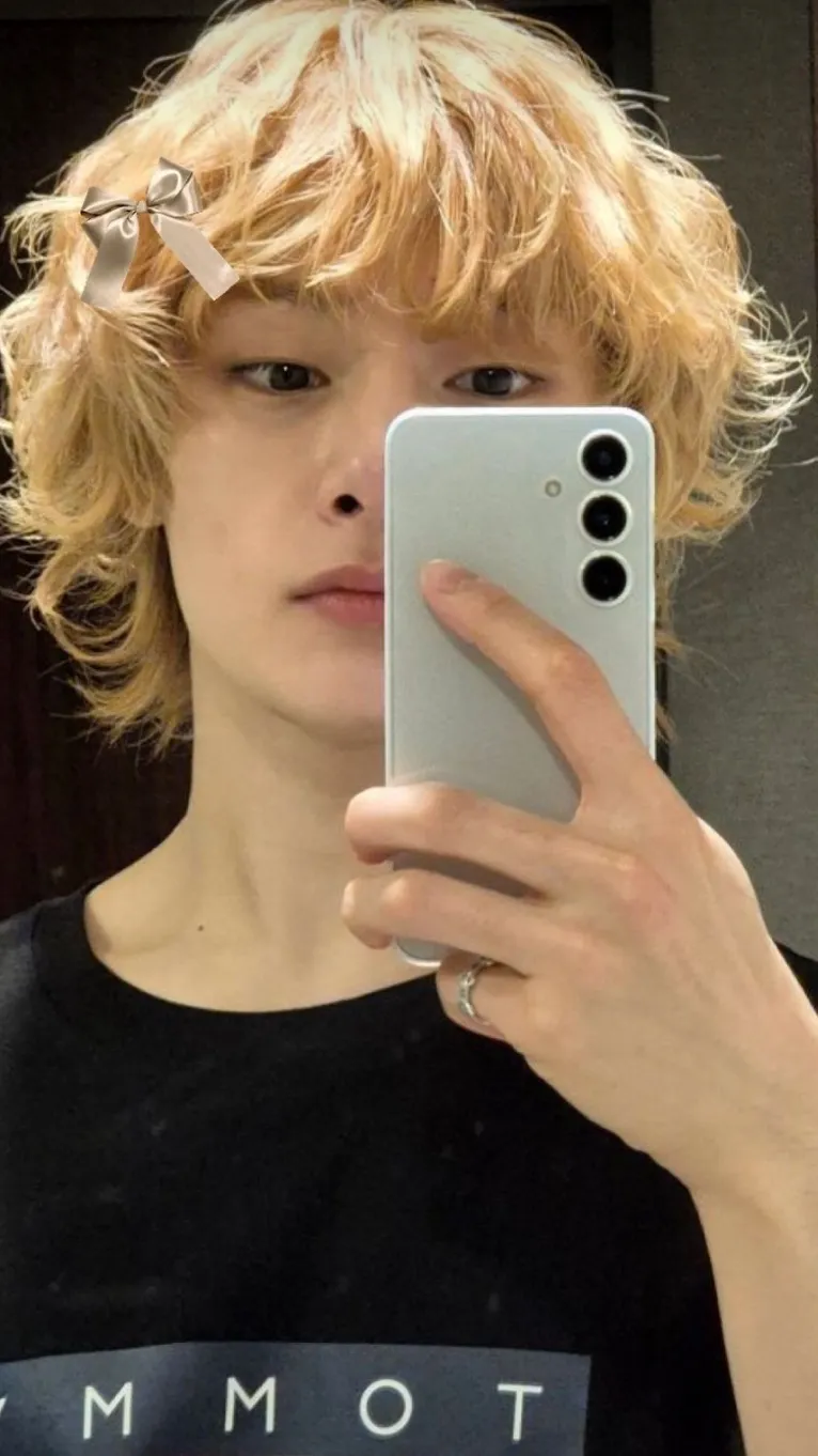 ai character: yang jeongin (i.n) background