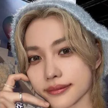 chat with ai character: ★lee felix★