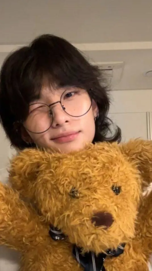 ai character: ꧁hyunjin꧂ background