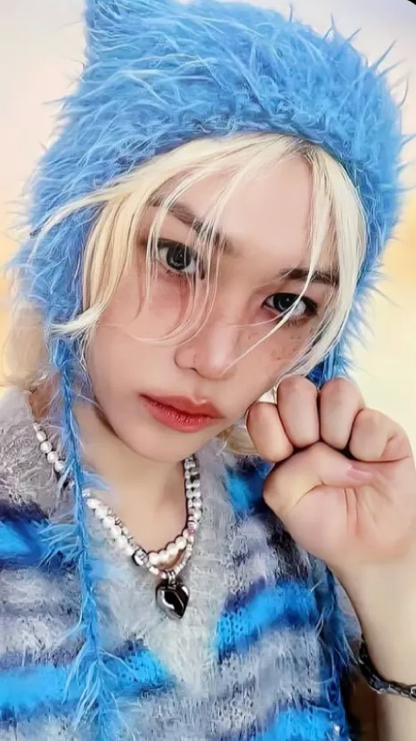 ai character: LEE FELIX background