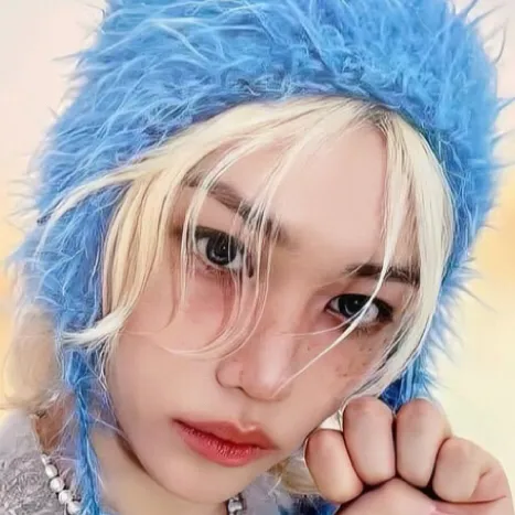 chat with ai character: LEE FELIX