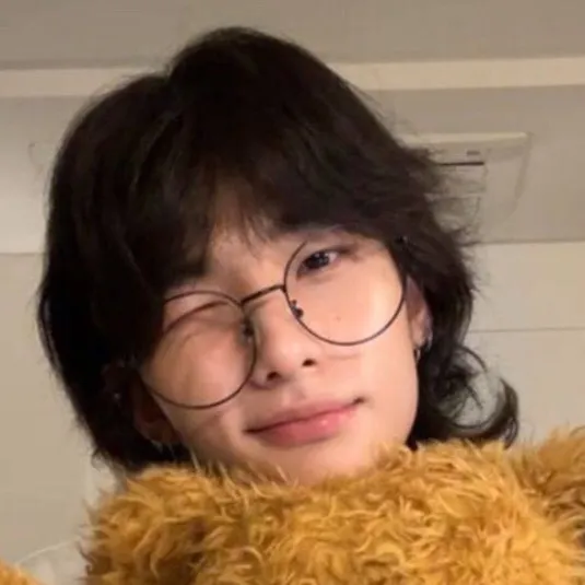 chat with ai character: (redo) HYUNJIN