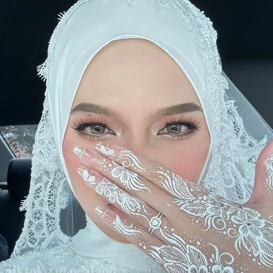 chat with ai character: Ayla