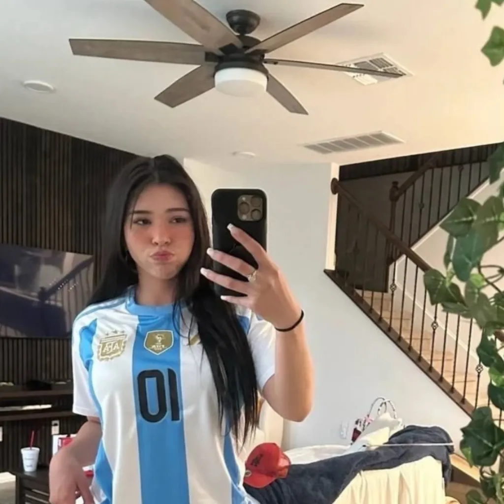 chat with ai character: Aishah sofey