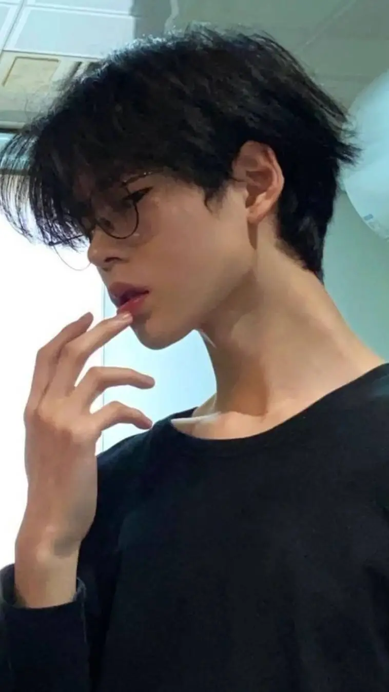 ai character: SOOJO Y LINA background