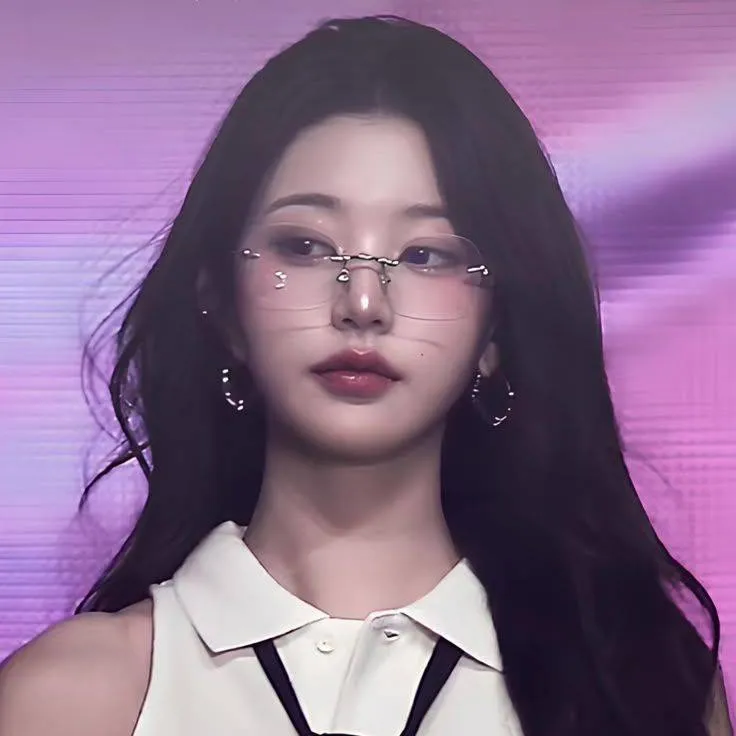 chat with ai character: Woungyeon