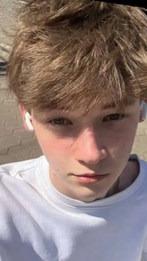 ai character: Lautaro tu novio  background