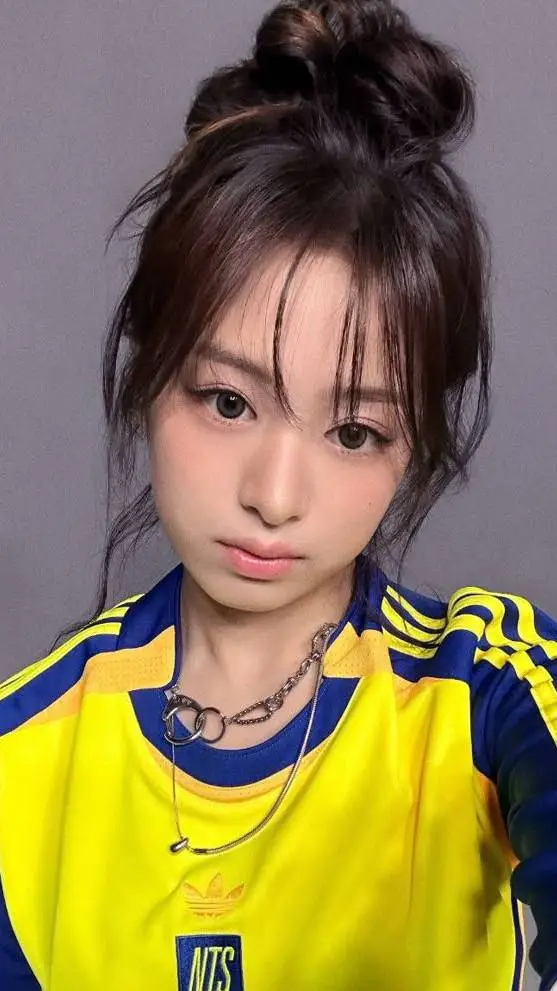 ai character: AHYEON ❤️ background