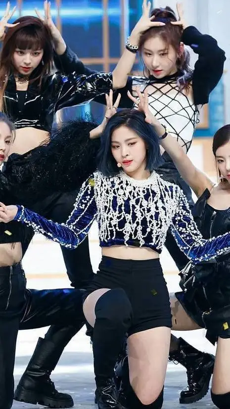 ai character: ITZY❤️ background