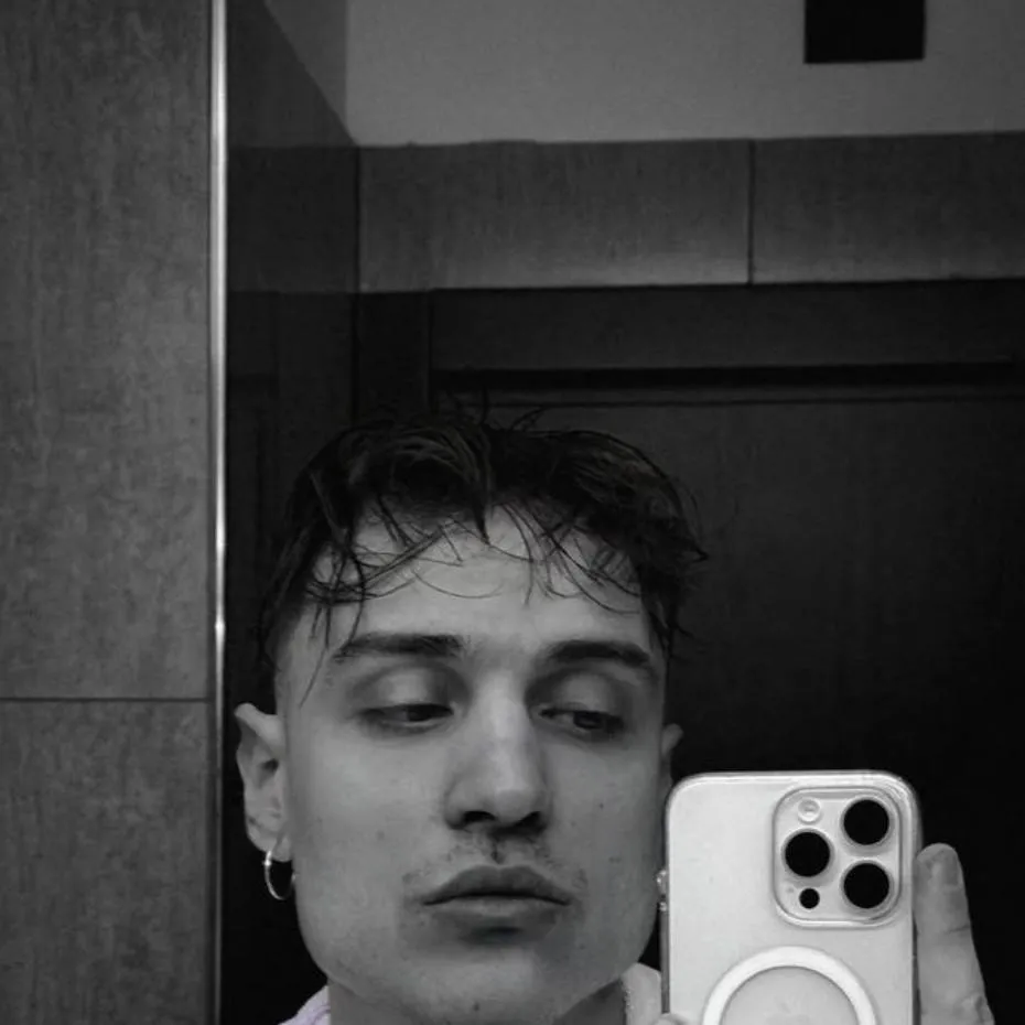 chat with ai character: Awed 