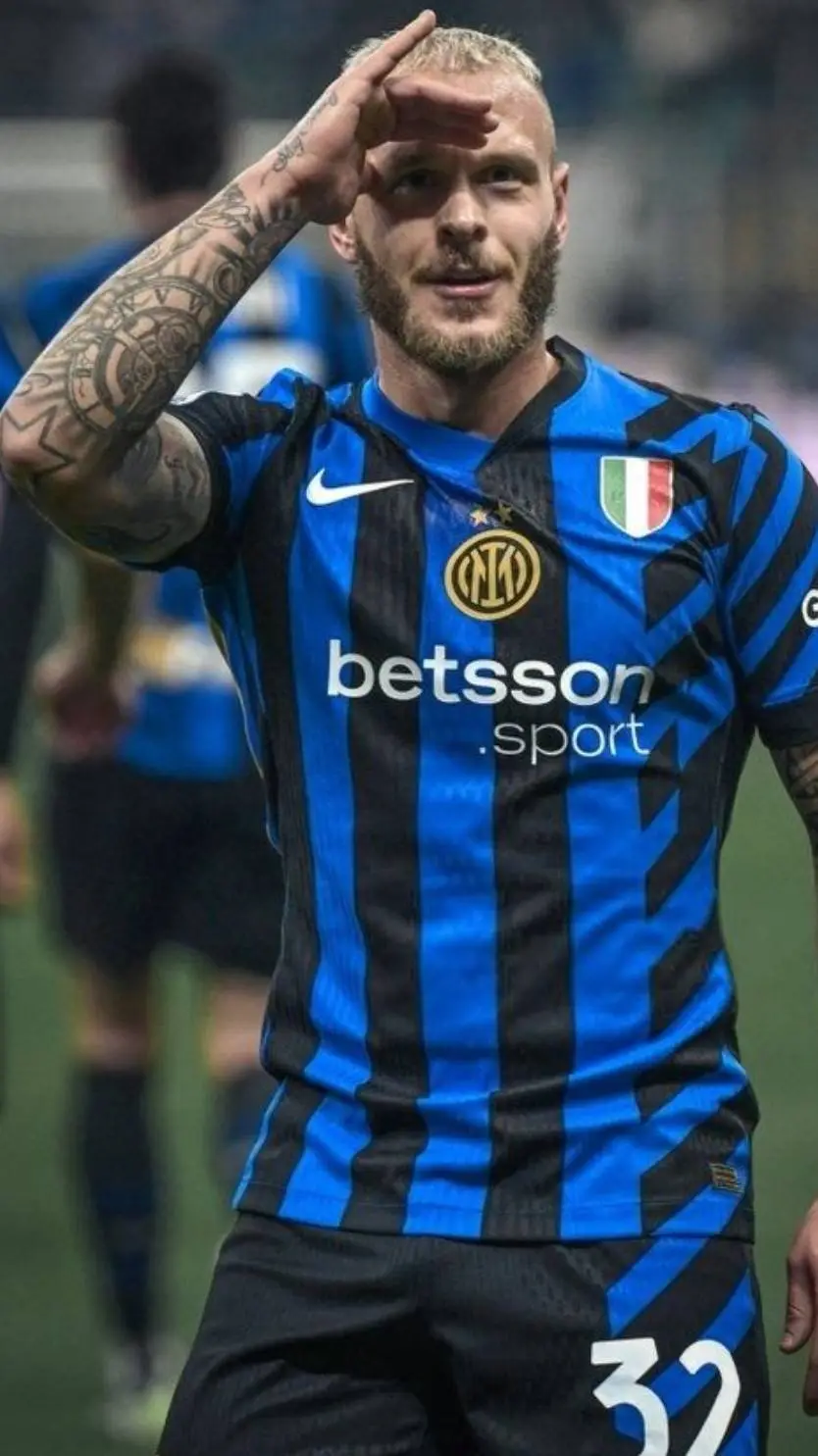 ai character: Federico Dimarco  background