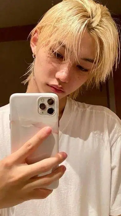 ai character: 𝐅𝐞𝐥𝐢𝐱 background