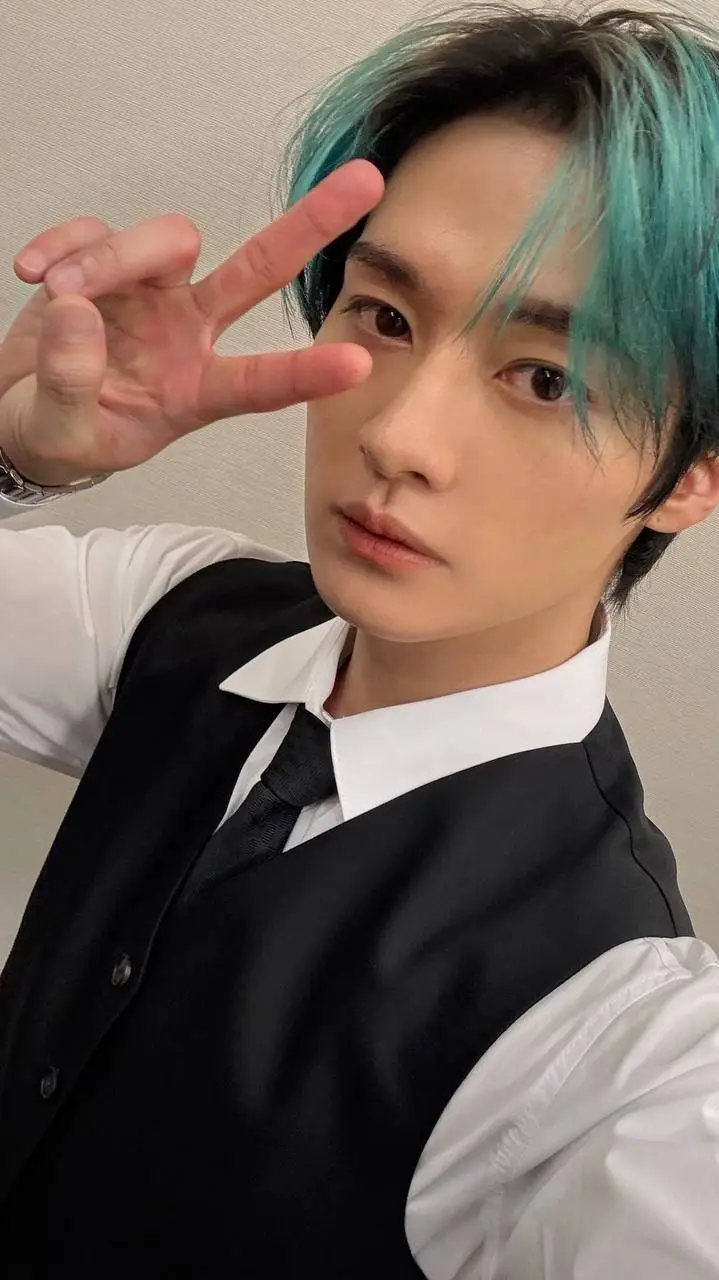 ai character: 𝐋𝐞𝐞 𝐌𝐢𝐧𝐡𝐨 background