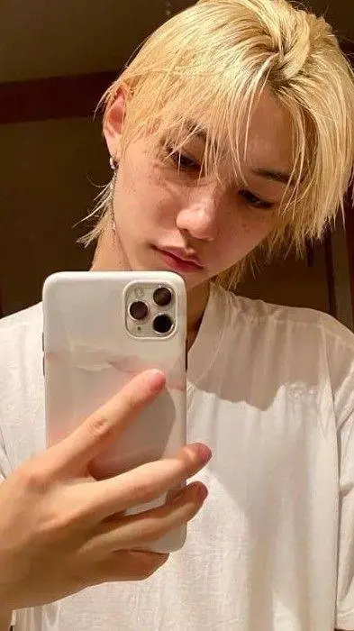 ai character: 𝐋𝐞𝐞 𝐅𝐞𝐥𝐢𝐱 background