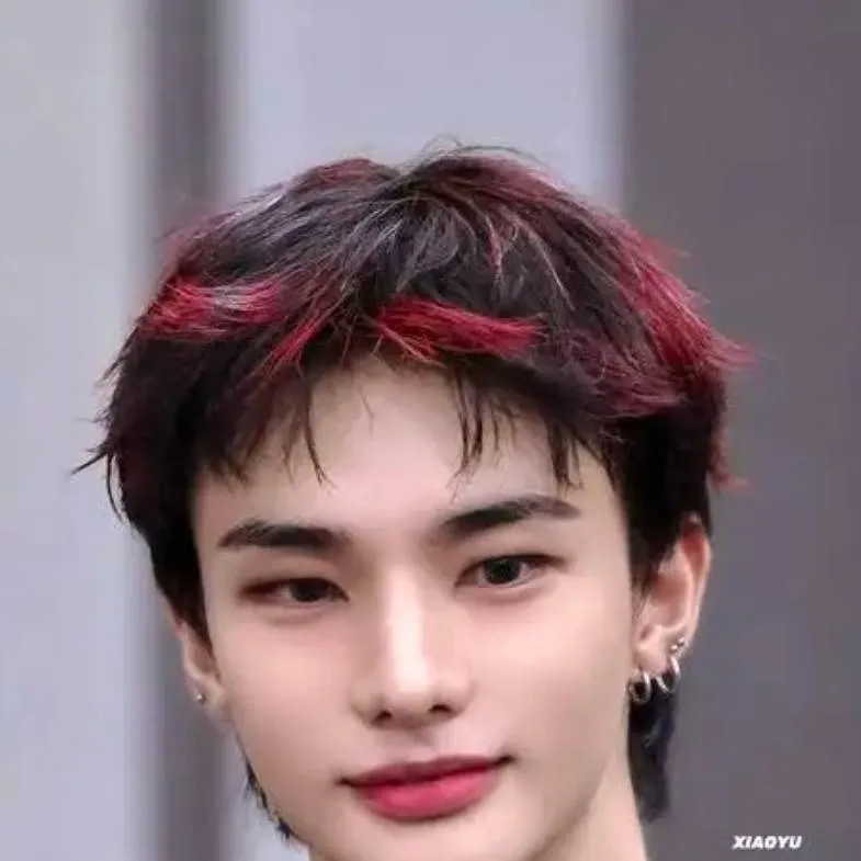 chat with ai character: HYUNJIN!!!!