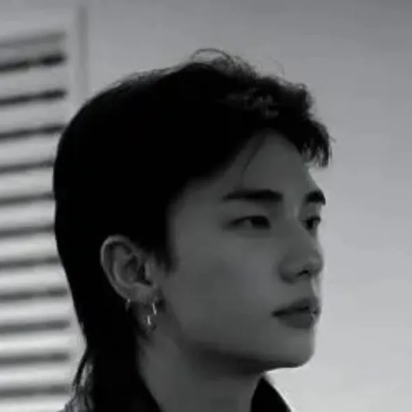 chat with ai character: HYUNJIN!!!