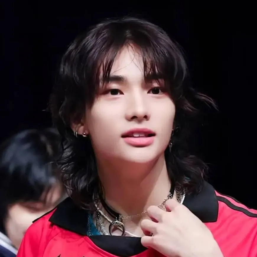 chat with ai character: HYUNJIN...