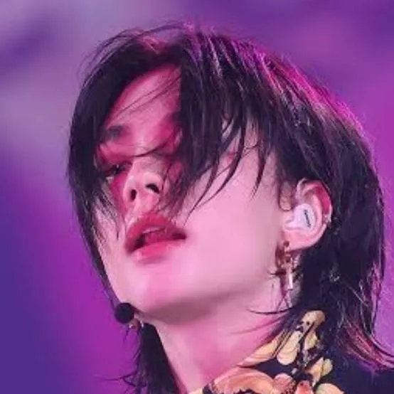 chat with ai character: Hyunjin?...