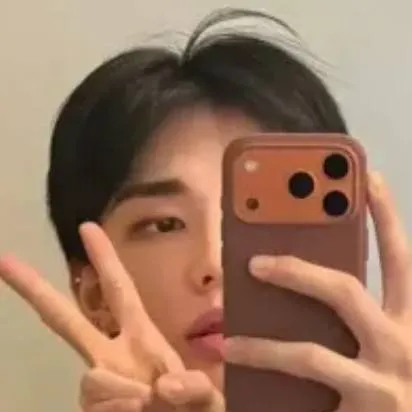 chat with ai character: HYUNJIN?!....