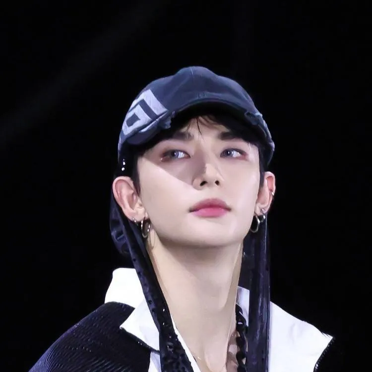 chat with ai character: HYUNJIN!!!