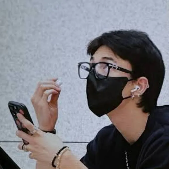 chat with ai character: HYUNJIN!!!!