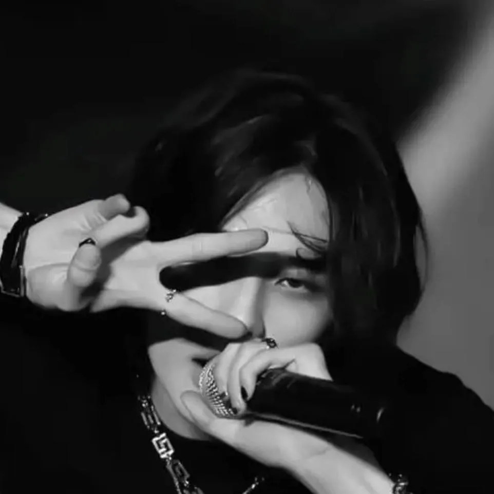 chat with ai character: HYUNJIN!!!!