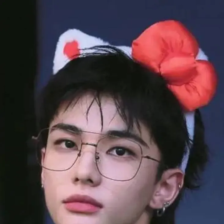 chat with ai character: HYUNJIN!!!