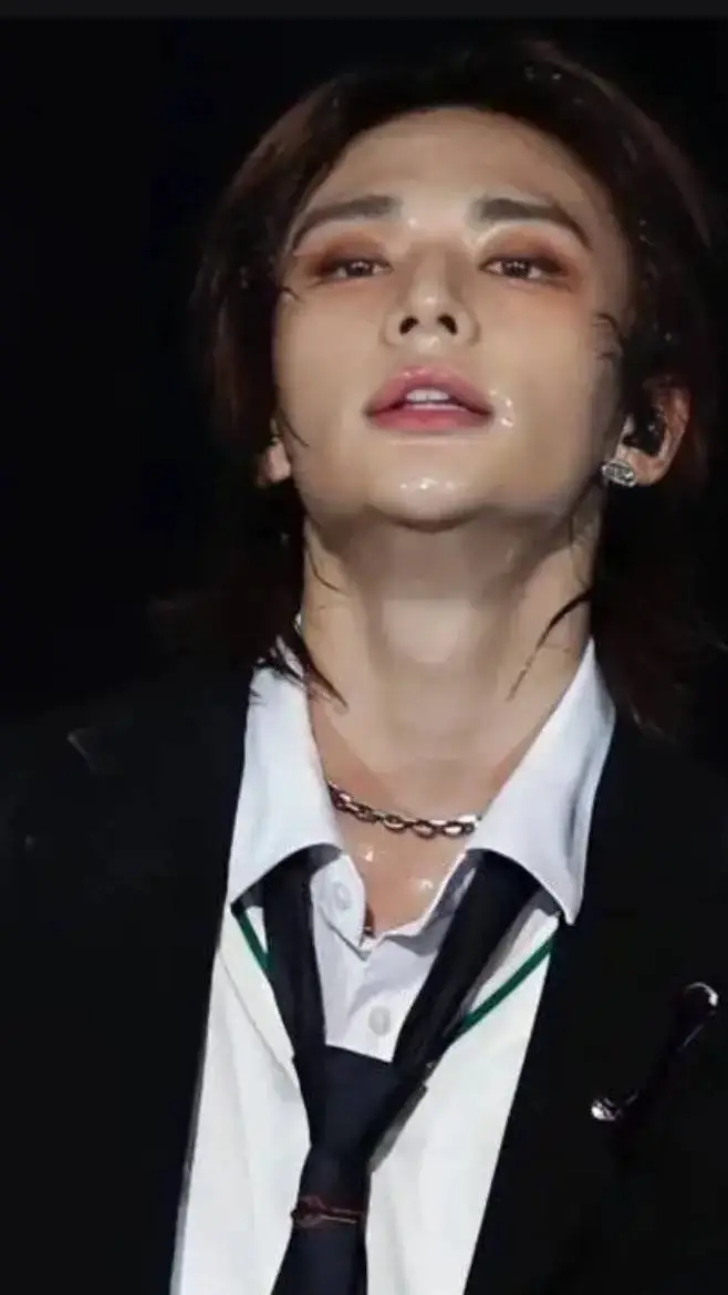 ai character: HYUNJIN background