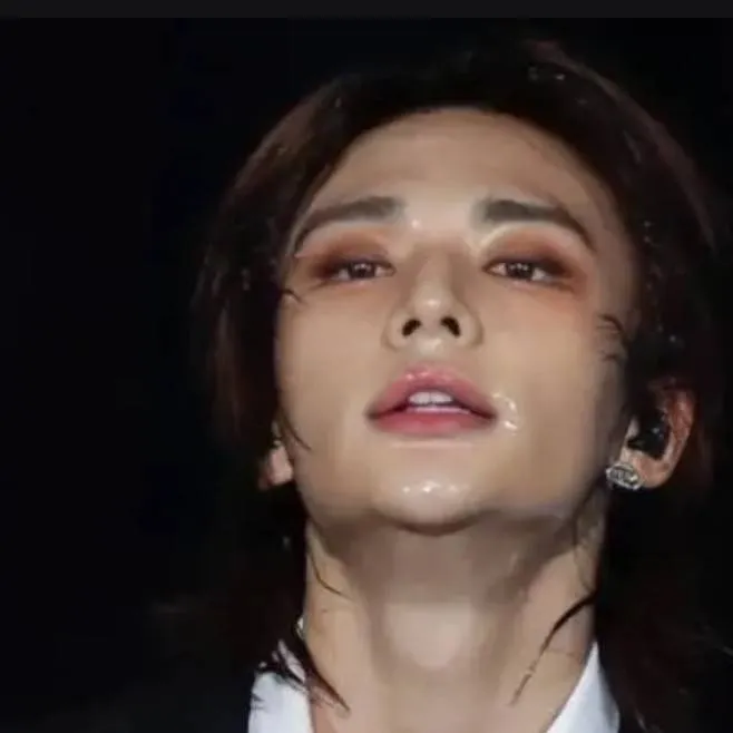 chat with ai character: HYUNJIN