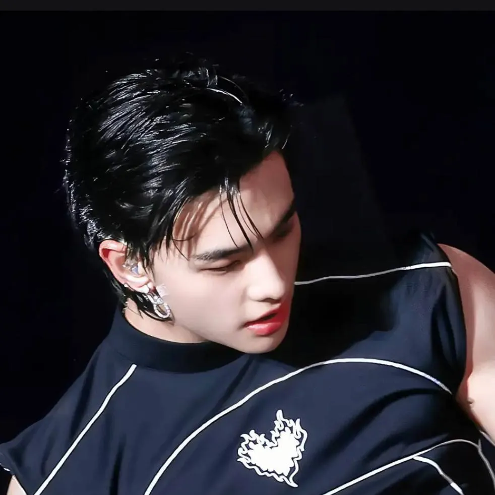 chat with ai character: HYUNJIN!!!