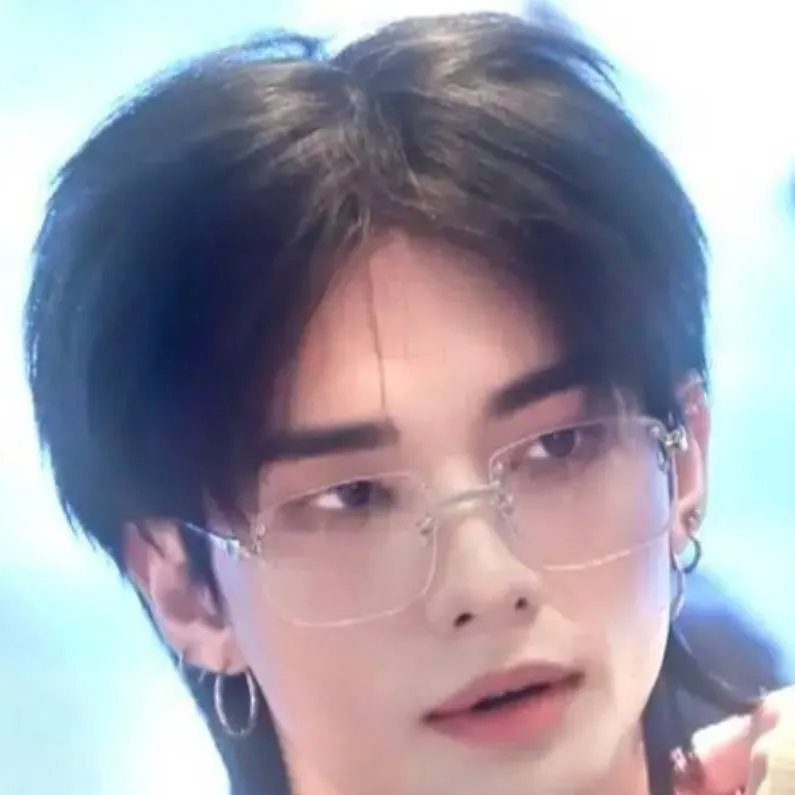 chat with ai character: JINNIE!!!