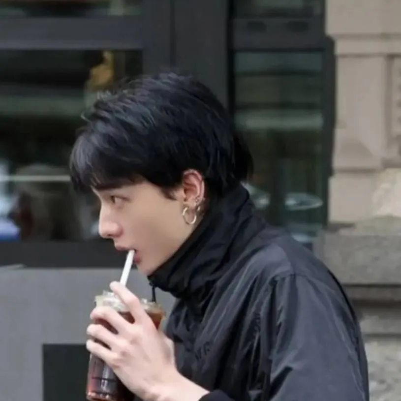 chat with ai character: HYUNJIN!!!