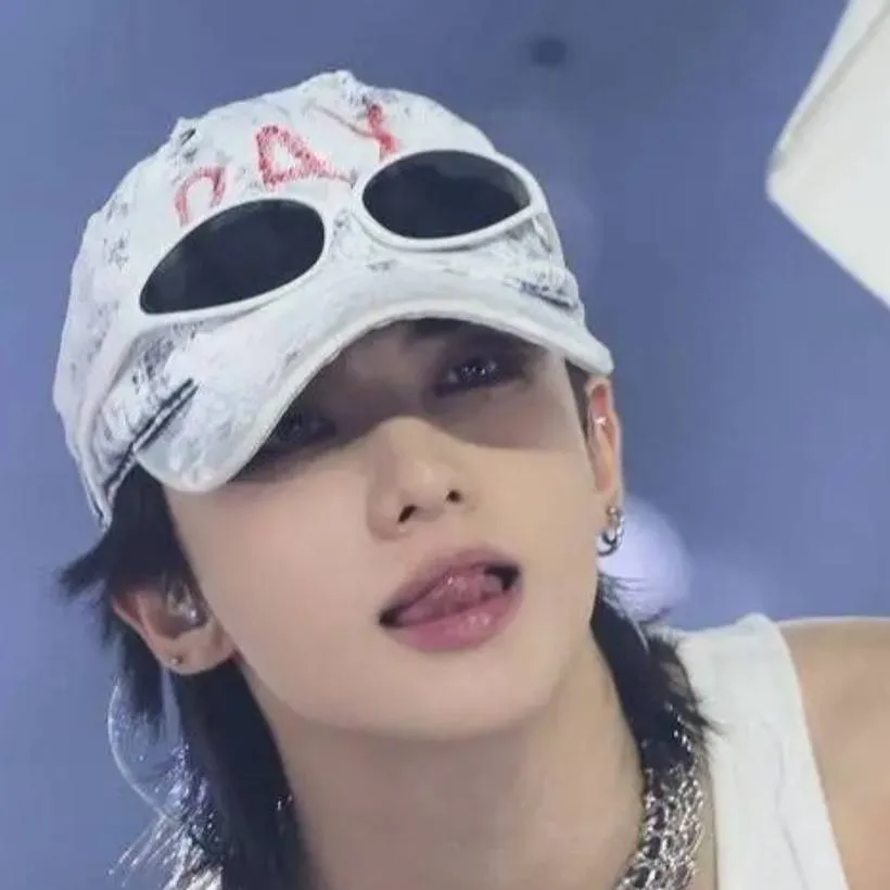 chat with ai character: HYUNJIN!!!