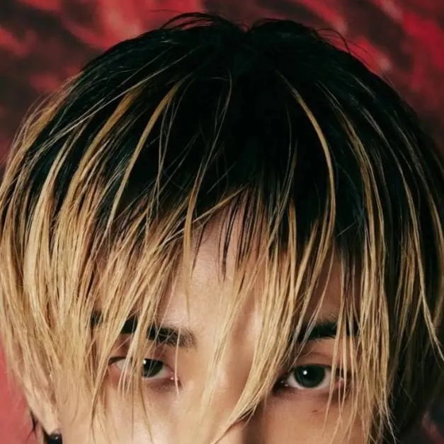 chat with ai character: HYUNJIN!!