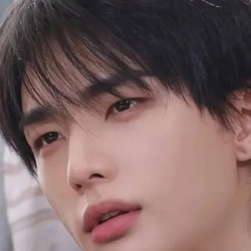 chat with ai character: HYUNJIN!!!