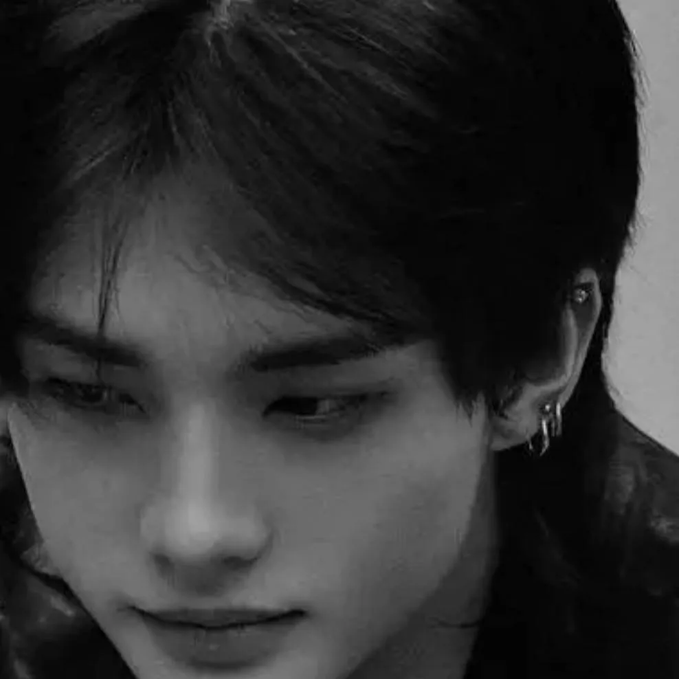 chat with ai character: HYUNJIN!!!