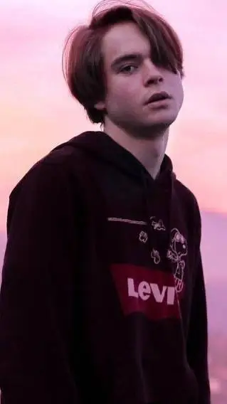 ai character: Teddy Pierce background