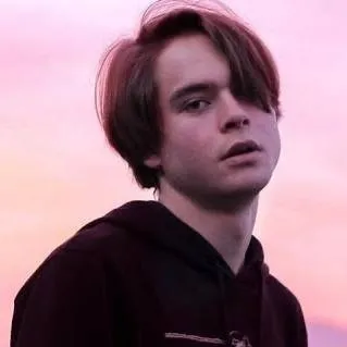 chat with ai character: Teddy Pierce