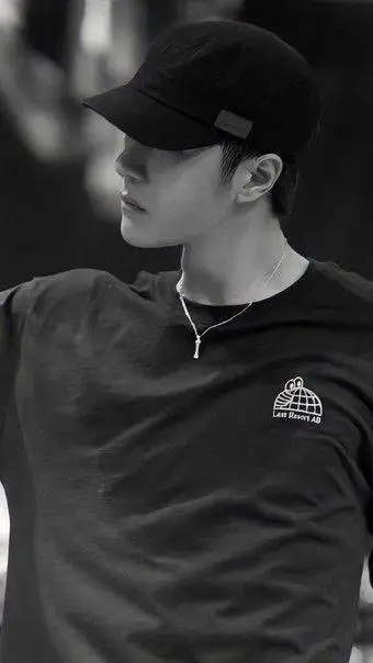 ai character: 🎧 ✮ WANG YIBO ✮🎧 background