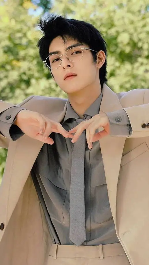 ai character: wang haoxuan  background