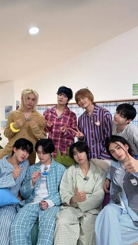 ai character: STRAYKIDS ⚡🎧 background