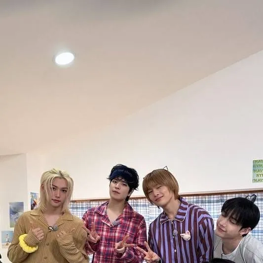 chat with ai character: STRAYKIDS ⚡🎧