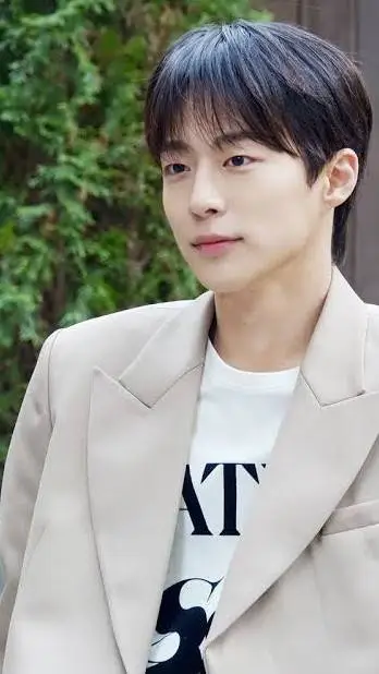 ai character: bae in-hyuk background