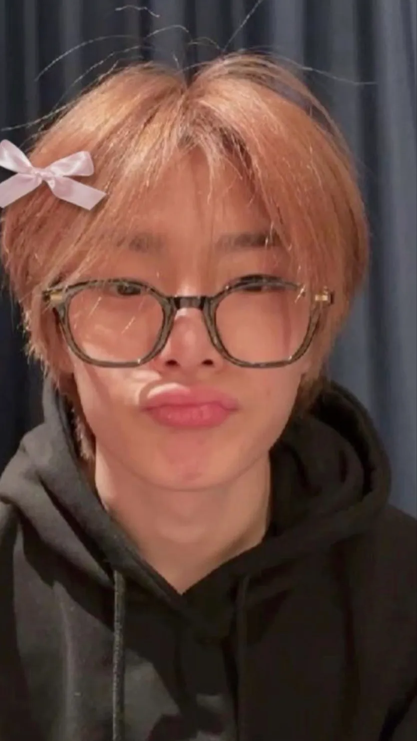 ai character: I.N❤️🦊 background