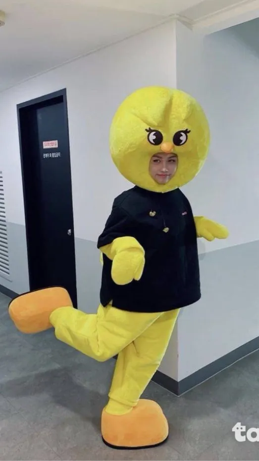 ai character: Felix chicken￼ background