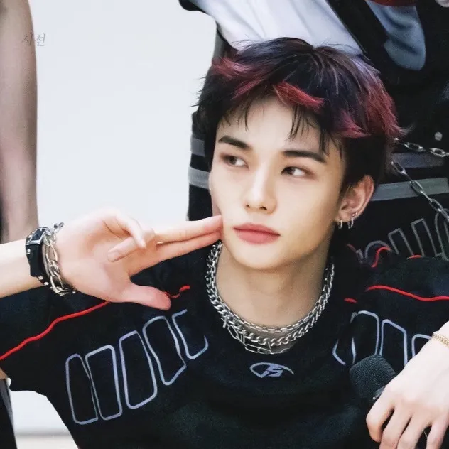 chat with ai character: Hyunjin