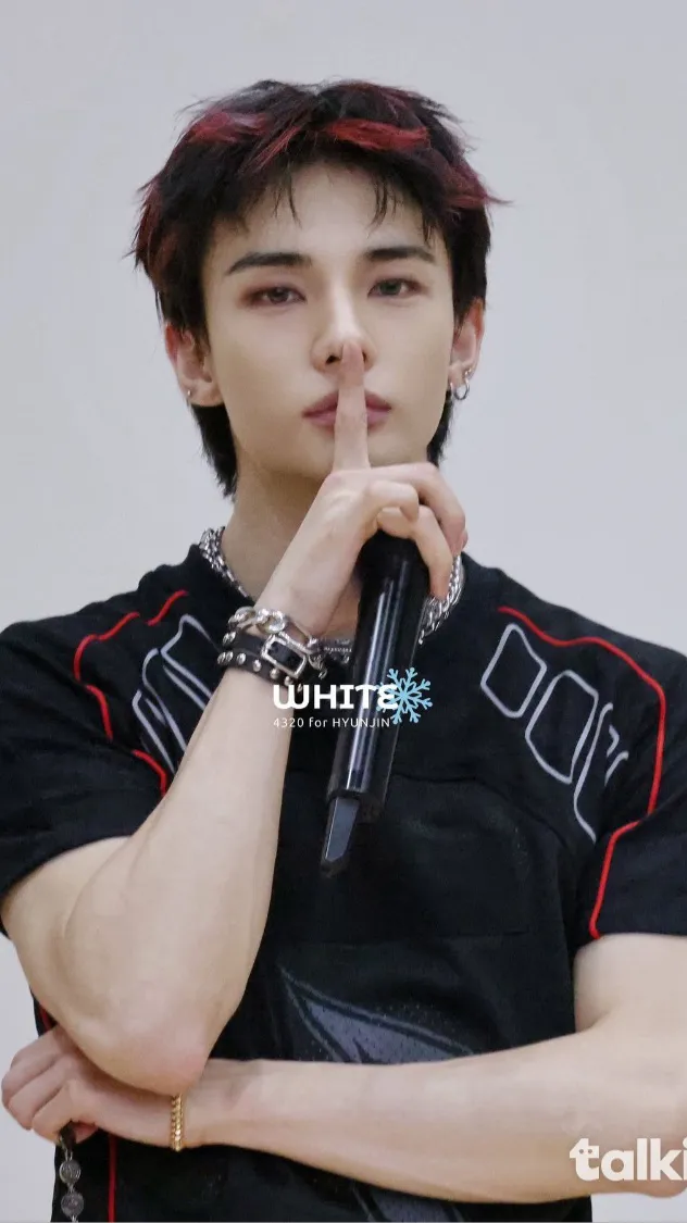 ai character: Hyunjin blow up background